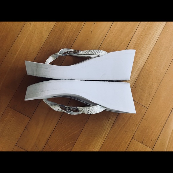 White Guess flip flops size 9 1/2- 10 - Picture 3 of 5